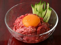 鮮度抜群、特選黒毛和牛ロース使用『特選炙りユッケ』