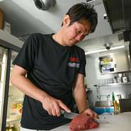 親しみやすい価格帯でありながらも、お肉のクオリティは一切の妥協なし。「いかにゲストに喜んでいただくか」を第一に、日々お肉を厳選。一つ一つのカットからこだわったお肉を提供しています。