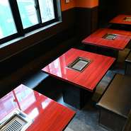 お肉の質だけでなく、サービスの質も重視。より快適に焼肉を楽しめるように、提供スピードや明るい接客、店内の清潔感の維持も、スタッフ間で大切にしています。