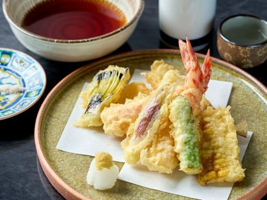 車海老、キス、季節の野菜を一堂に会した『天ぷら盛り合わせ』