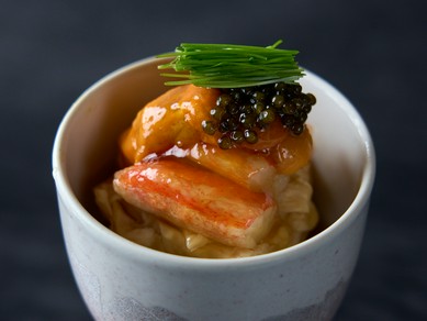 料理の始まりを華やかに飾る『先付け　～生湯葉、ズワイ蟹、生雲丹・キャビア乗せ白ポン酢ジュレ掛け～』