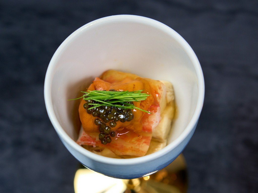 食材への敬意と料理への情熱が感じられる一品をつくりあげる