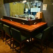 お一人様にも最適なカウンター席。天ぷらが目の前で揚げられる臨場感を間近に、一杯というのもまたオツなもの。粋な大人のお一人様を楽しめる、オススメのスペースです。