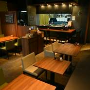 オシャレな雰囲気と、ライブ感も楽しめるカウンター席で、デートにもぴったりなお店。大切な人とリラックスしつつ、厳選された旬の食材を使用した天ぷらを堪能できます。