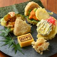 王道の車海老や、大胆に一本揚げした穴子、キスなど、上質な魚介を揚げたてで提供する天ぷら。メニューは月替わりのため、通年でさまざまな旬の味覚と出合えます。変わりダネの天ぷらもお見逃しなく。