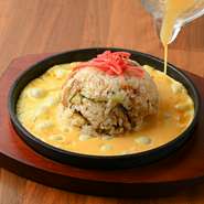 天むすやおばんざいを中心に、旬の味覚満載で贈る特別なコースメニューは、接待・宴会・女子会と幅広いシーンに対応可。単品メニューでも人気の『やみつき天ばらチャーハン』は、コースの〆の逸品としても評判です。