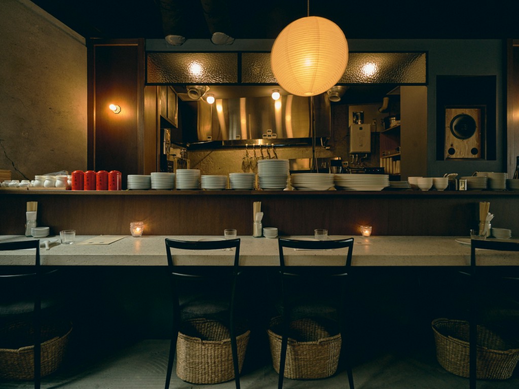 古民家風の温もり溢れるカウンター席で、横並び大人デート