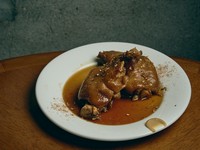 手を使って「ガブリ」がオススメ。時間を掛けて煮込んだ、台湾の郷土料理『万巒猪脚　豚足の煮込み』