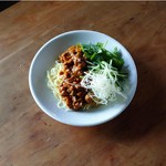 〆として提供されている炸醤麺。粗挽きのゴロッとした豚挽肉と、赤味噌を使ってるのがポイント。