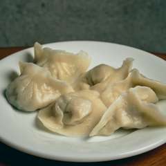 店主こだわりの看板メニュー。モチモチとした食感で、食べ応えがあるのが魅力『水餃子』