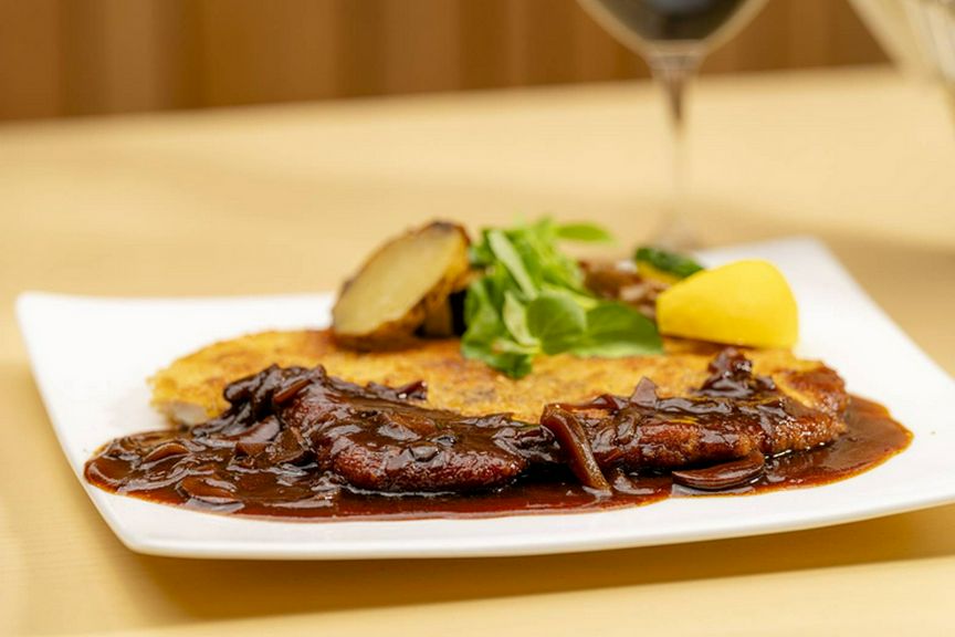 贅沢な赤ワインソースで楽しむ『知床鶏ムネ肉 ウインナーシュニッツェルスタイル』