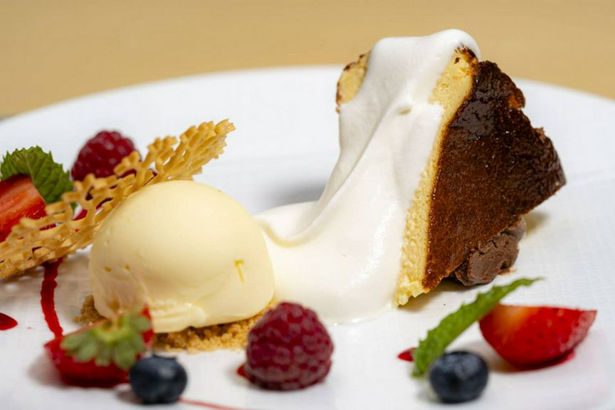 深いチーズの旨みを楽しむ『IVYバスクチーズケーキ』