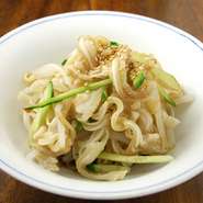 ミミガーとは豚の耳。コリコリとした食感が楽しめます。ポン酢でさっぱりどうぞ。