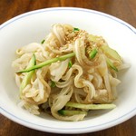 ミミガーとは豚の耳。コリコリとした食感が楽しめます。ポン酢でさっぱりどうぞ。