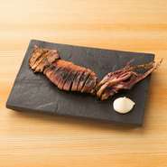 丸々肝まで一緒に干した、旨味凝縮の一品です。