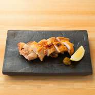 炭火焼の極上の香ばしさ！大山鶏の皮パリをぜひご堪能あれ｡