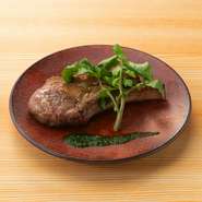 ラムの旨味をしっかり閉じ込める様にじっくりと焼き上げます。