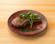 ラムの旨味をしっかり閉じ込める様にじっくりと焼き上げます。