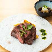 適度に脂を含んだ柔らかい食感で風味やコクも豊かなハラミを炭焼きで。