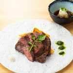 適度に脂を含んだ柔らかい食感で風味やコクも豊かなハラミを炭焼きで。