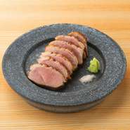 野性味がありながらも柔らかい肉質。
素材を楽しんでいただける様に丁寧に仕上げました。