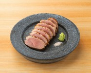 野性味がありながらも柔らかい肉質。
素材を楽しんでいただける様に丁寧に仕上げました。