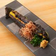 ジューシーに焼き上げた長茄子。削り節と生姜でご賞味ください。