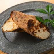 さっくりほっこりと仕上げた皮付き長芋です。
シンプルに岩塩でお召し上がりください。