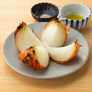 炭火でじっくり焼き上げた､自然の甘さ際立つ淡路島玉ねぎです。