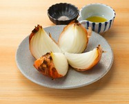 炭火でじっくり焼き上げた､自然の甘さ際立つ淡路島玉ねぎです。