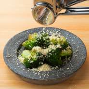 シンプルに焼き上げたブロッコリー。お客様の目の前でたっぷりとチーズを削ります。