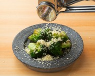 シンプルに焼き上げたブロッコリー。お客様の目の前でたっぷりとチーズを削ります。