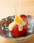 炭火でまるごと焼き上げたトマトにたっぷりのチーズソースをかけたさっぱりコクのある一品です。