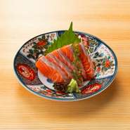 脂の乗り、身の柔らかさのある国産生サーモンを使用