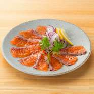 国産生サーモンを相性抜群の塩麹に漬けて、旨味を凝縮。