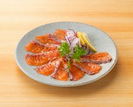 国産生サーモンを相性抜群の塩麹に漬けて、旨味を凝縮。