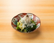 甘酸っぱいガリ刻みときゅうりの相性抜群。しらすと共にお楽しみください。