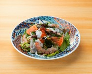生魚介など海の幸を乗せたサラダです。香味わさびドレッシングで。