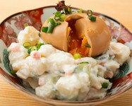 自家製ポテトサラダと燻製香るトロ～リ半熟煮卵が相性抜群の一品です。