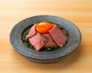 やわらかく仕上げた自家製ローストビーフと卵黄醤油漬け。トリュフの香りと共にお楽しみください。