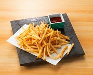 約5mmの細切りにカットしたじゃがいもに塩味コーティングしたサクサクのフライドポテトです。