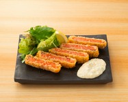 外カリ中ふわに仕上げました。わさびをきかせた特製タルタルソースと共にお楽しみください。