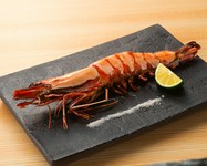20超cmえの大きな海老を原始焼きで。海老の旨味が凝縮された一品です。