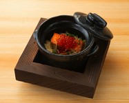 料理長特製の出汁で仕上げた土鍋ご飯。サーモンといくらで大満足な〆の逸品。