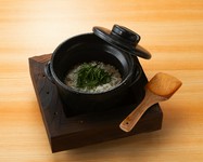 料理長特製の出汁で仕上げた土鍋ご飯。たっぷりしらすとたっぷり大葉であっさりと〆られます。