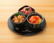 魚介やお肉を使ったかわいい丼のセットです。