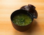 磯香るあおさがたっぷりのお味噌汁。ご飯のお供にぜひ。