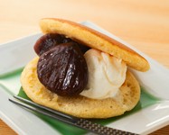 季節に合わせた果実、粒あんとマスカルポーネクリームを挟みました。