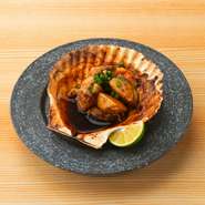 太った貝柱を殻付きのまま焼き上げます。
シンプルにバター醤油で。