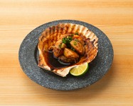 太った貝柱を殻付きのまま焼き上げます。
シンプルにバター醤油で。